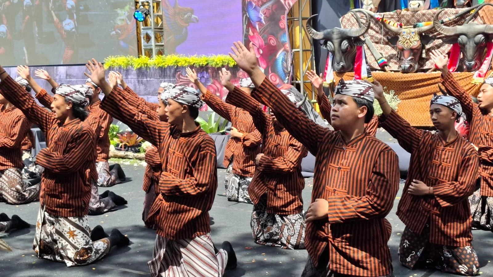 Warga Jabung angkat tema spiritual dan religius di Kanjuruhan Culture Carnival. Foto: Aisyah Nawangsari Putri