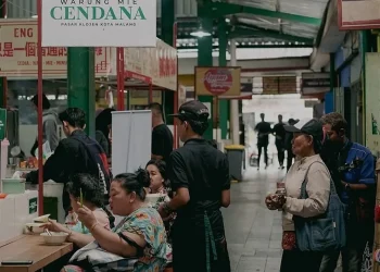 Suasana makan Mie Cendana di pasar tradisional Klojen, Kota Malang. Foto: Instagram Mie Cendana