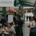 Suasana makan Mie Cendana di pasar tradisional Klojen, Kota Malang. Foto: Instagram Mie Cendana