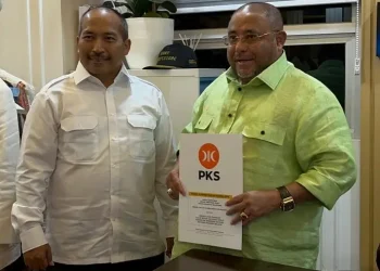 dr. Umar Usman saat menerima surat rekom dari Sekjen PKS Aboe Bakar Al Habsyi. Foto/dok