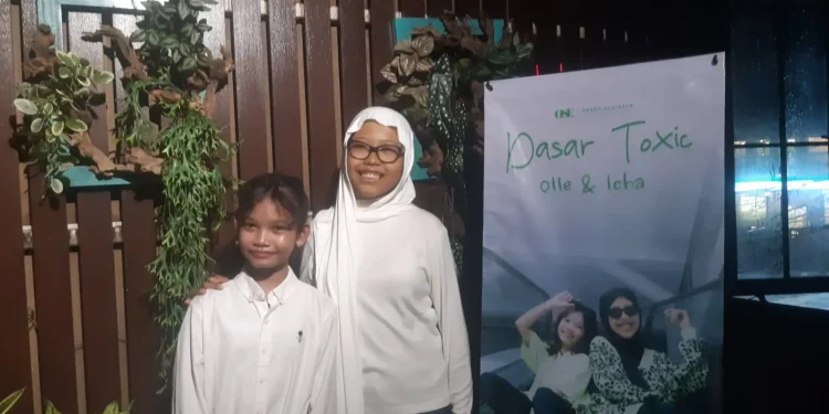 Penyanyi cilik Olle dan Icha saat mengenalkan single Dasar Toxic. (Foto/M Sholeh)