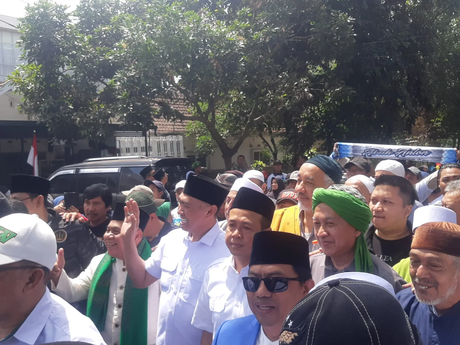 Suasana kedatangan Abah Anton-Dimyati di KPU Kota Malang. (Foto/M Sholeh)