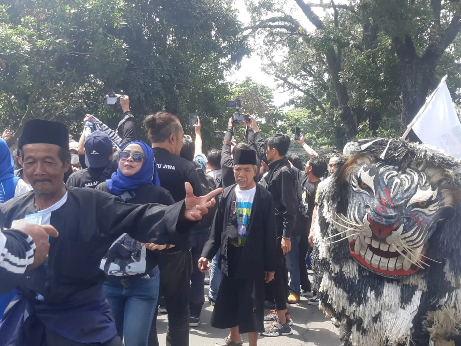 Suasana kedatangan Abah Anton-Dimyati di KPU Kota Malang. (Foto/M Sholeh)