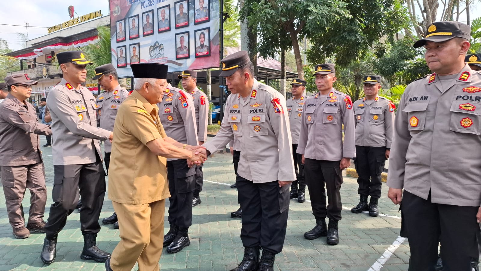 Forkopimda Kabupaten Malang menyalami personal yang bertugas di Operasi Mantap Praja Semeru 2024. Foto: Aisyah Nawangsari Putri