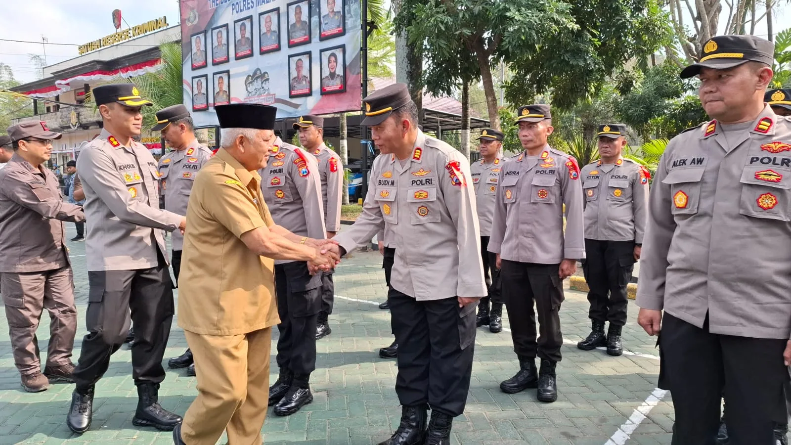 Forkopimda Kabupaten Malang menyalami personal yang bertugas di Operasi Mantap Praja Semeru 2024. Foto: Aisyah Nawangsari Putri