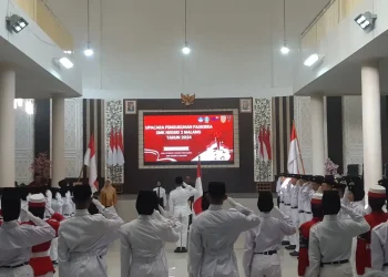Pengukuhan Paskibra SMKN 2 Malang. (Foto/M Sholeh)