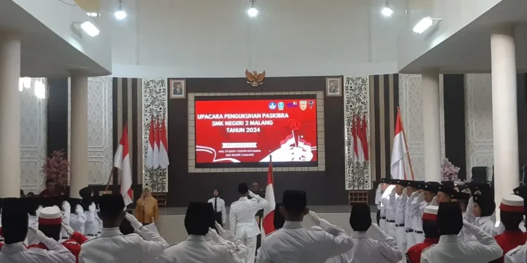 Pengukuhan Paskibra SMKN 2 Malang. (Foto/M Sholeh)