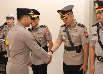 Kompol Danang Yudanto saat menjalani upacara serah terima menjabat sebagai Waka Polres Batu. Foto : Polres Batu