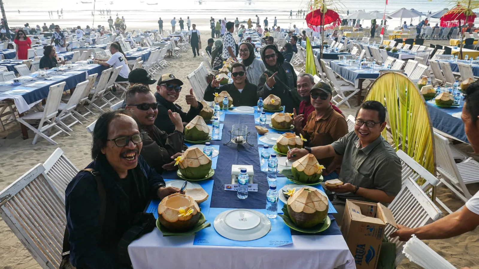 Menikmati sunset di Pantai Jimbaran sembari makan malam/Foto: dok.OJK Malang.