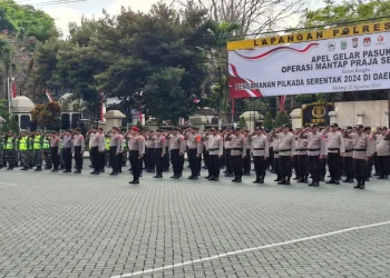 Personel Polri dan TNI ikuti Apel Gelar Pasukan Operasi Mantap Praja Semeru 2024. Foto: Aisyah Nawangsari Putri