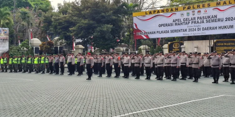 Personel Polri dan TNI ikuti Apel Gelar Pasukan Operasi Mantap Praja Semeru 2024. Foto: Aisyah Nawangsari Putri