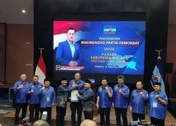Penyerahan rekom Partai Demokrat kepada Gunawan HS dan Umar Usman. Foto: DPC Demokrat Kabupaten Malang