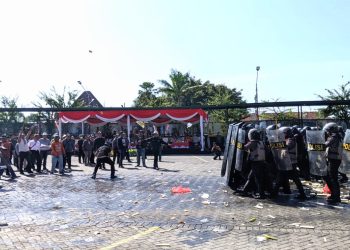 Simulasi kekacauan selama masa Pilkada 2024 pengamanan oleh personil Sispamkota Polres Batu. Foto: Azmy