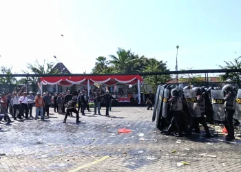 Simulasi kekacauan selama masa Pilkada 2024 pengamanan oleh personil Sispamkota Polres Batu. Foto: Azmy
