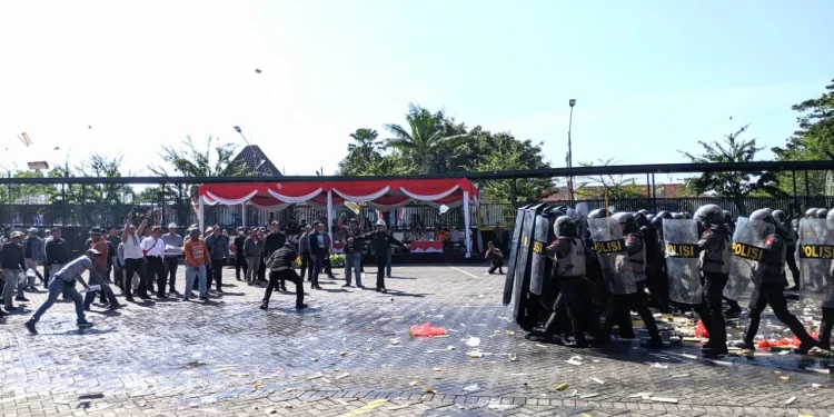 Simulasi kekacauan selama masa Pilkada 2024 pengamanan oleh personil Sispamkota Polres Batu. Foto: Azmy