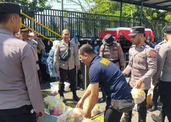 Petugas RS Hasta Bratha Kota Batu membagikan nutrisi berupa susu dan vitamin kepada petugas Sispamkota Polres Batu. Foto: Azmy