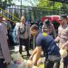 Petugas RS Hasta Bratha Kota Batu membagikan nutrisi berupa susu dan vitamin kepada petugas Sispamkota Polres Batu. Foto: Azmy