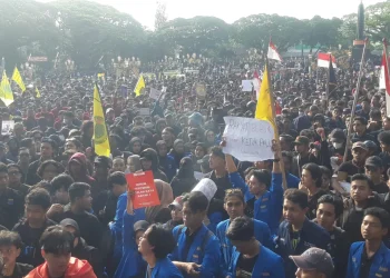 Ribuan massa kepung DPRD Kota Malang dalam aksi demo soal UU Pilkada. Foto/Sholeh