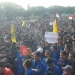 Ribuan massa kepung DPRD Kota Malang dalam aksi demo soal UU Pilkada. Foto/Sholeh