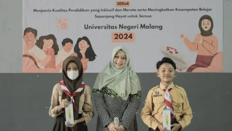 Penjelasan Materi Kesehatan Reproduksi oleh Alifia Candra Puriastuti, S.Keb., Bd., M.Kes. Foto/dok tim peneliti UM