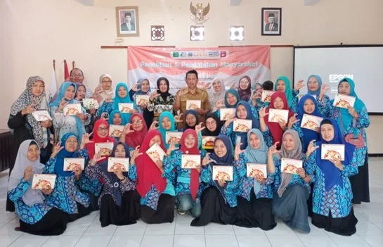 Penyerahan flipchart sebagai alat peraga edukasi stunting. Foto/dok. tim abdimas UM