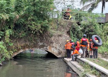 Bocah hanyut di sungai