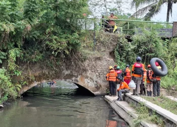 Bocah hanyut di sungai