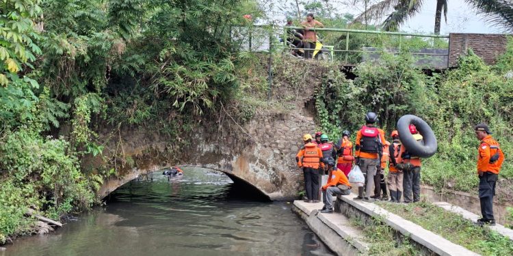 Bocah hanyut di sungai