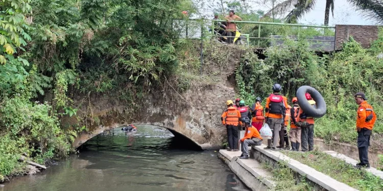 Bocah hanyut di sungai