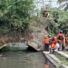 Bocah hanyut di sungai