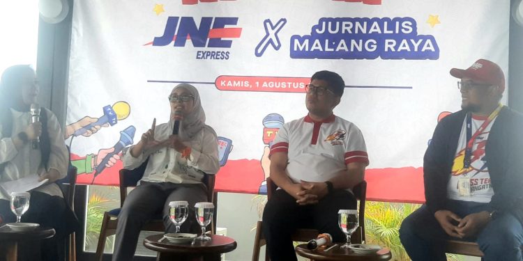 Owner Lika Suvenir Malang, Sulikah Handayani saat menjadi narasumber dalam kegiatan JNE (M Sholeh)