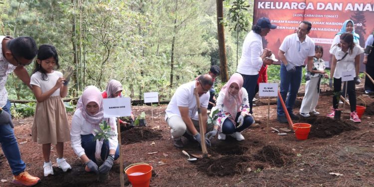 Pj Wali Kota Batu Aries Agung Paewai saat memimpin penanaman pohon kopi di kawasan Agroforestry Lereng Gunung Arjuno. Foto: Prokopim KWB