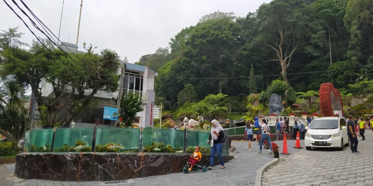 kunjungan wisatawan di kota batu