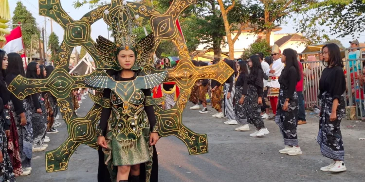 Kreasi kostum unik SMK PGRI 1 Wajak turut warnai karnaval. Foto: Aisyah Nawangsari Putri