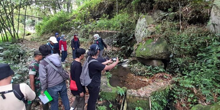Ekspedisi mata air oleh masyarakat pelestari lingkungan di Kota Batu. Foto: MKTI