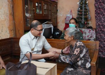 Potret Pj Wali Kota Batu, Aries Agung Paewai, saat berkunjung dari rumah ke rumah warganya. Foto: Prokopim KWB