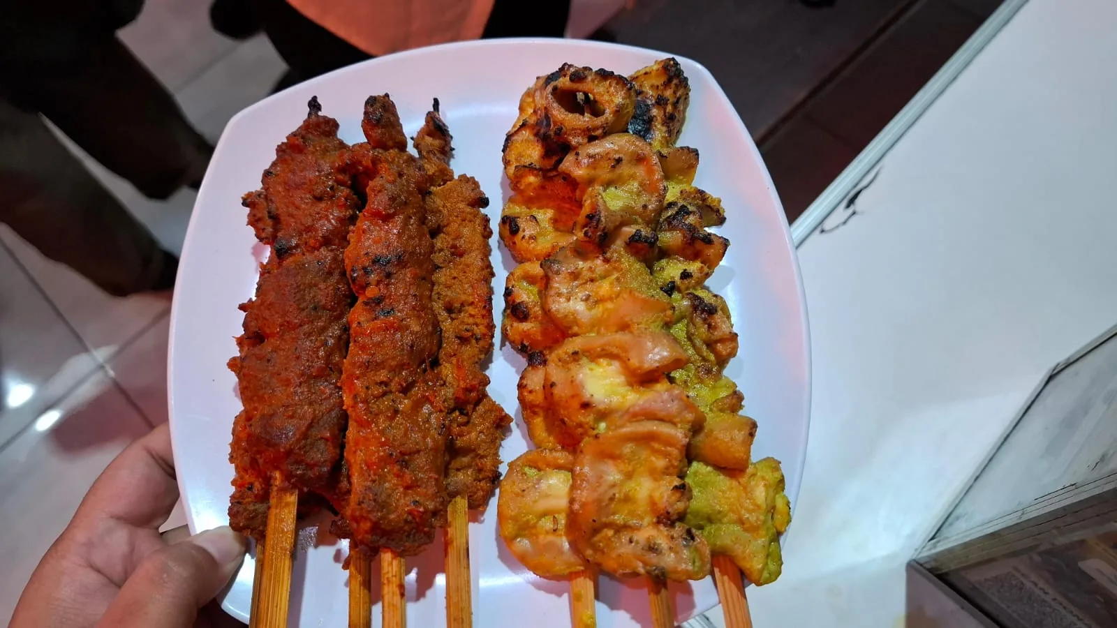 Sate komoh dan sate usus, dua menu pendamping yang populer. Foto: Aisyah Nawangsari Putri