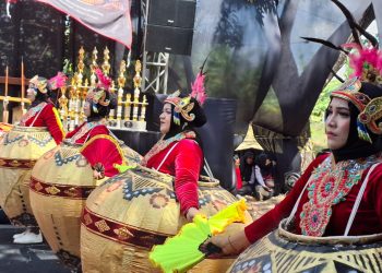 Warga Wajak mengenakan kostum gentong dalam pertunjukan Legenda Gentong Mas. Foto: Aisyah Nawangsari Putri