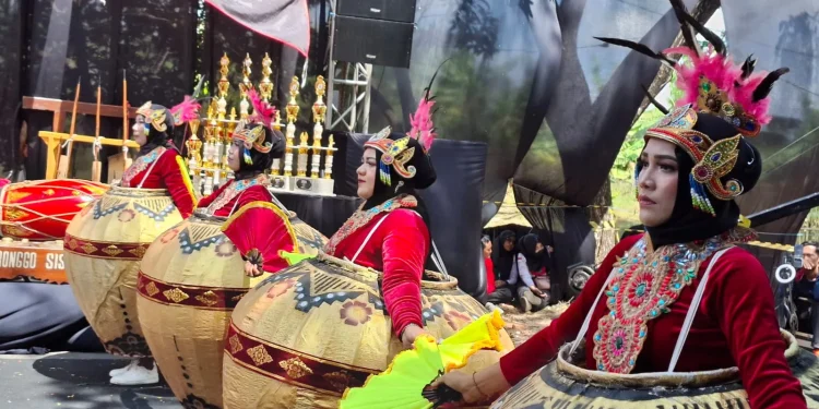 Warga Wajak mengenakan kostum gentong dalam pertunjukan Legenda Gentong Mas. Foto: Aisyah Nawangsari Putri