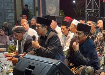Gunawan HS atau Abah Gun (kanan) menghadiri kegiatan sinau dan ngaji bareng Gus Sabrang. Foto: dok.