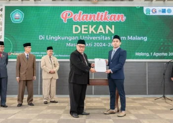 Dekan FH Unisma Dr. Arfan Kaimudin, SH, MH, saat dilantik Rektor Unisma Prof. Drs. H. Junaidi Mistar, M.Pd, Ph.D. Foto: Dok. Unisma