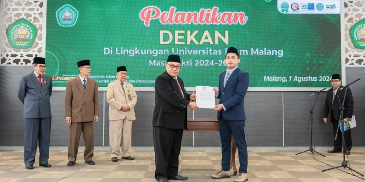 Dekan FH Unisma Dr. Arfan Kaimudin, SH, MH, saat dilantik Rektor Unisma Prof. Drs. H. Junaidi Mistar, M.Pd, Ph.D. Foto: Dok. Unisma