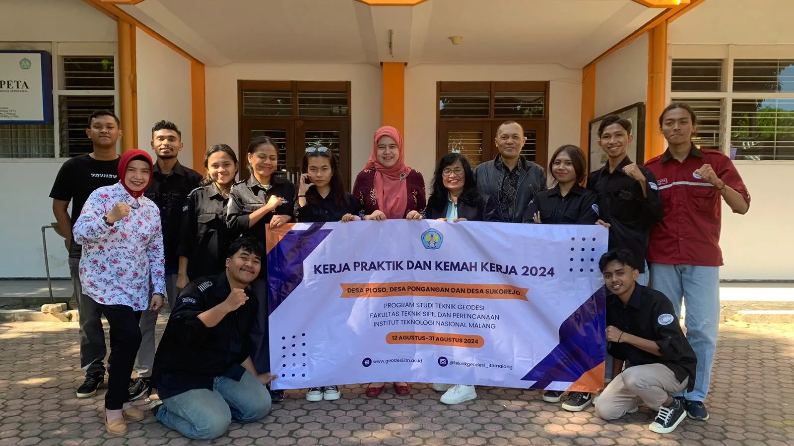 Mahasiswa FTSP ITN Malang yang turun ke desa. Foto/dok ITN Malang