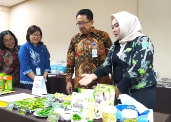 Direktur BCA, Antonius Widodo Mulyono, saat melihat berbagai produk bikinan pelaku UMKM di Malang yang kini disiapkan Go Export. Foto: Azmy