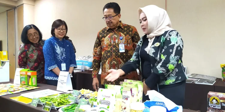 Direktur BCA, Antonius Widodo Mulyono, saat melihat berbagai produk bikinan pelaku UMKM di Malang yang kini disiapkan Go Export. Foto: Azmy
