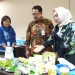 Direktur BCA, Antonius Widodo Mulyono, saat melihat berbagai produk bikinan pelaku UMKM di Malang yang kini disiapkan Go Export. Foto: Azmy