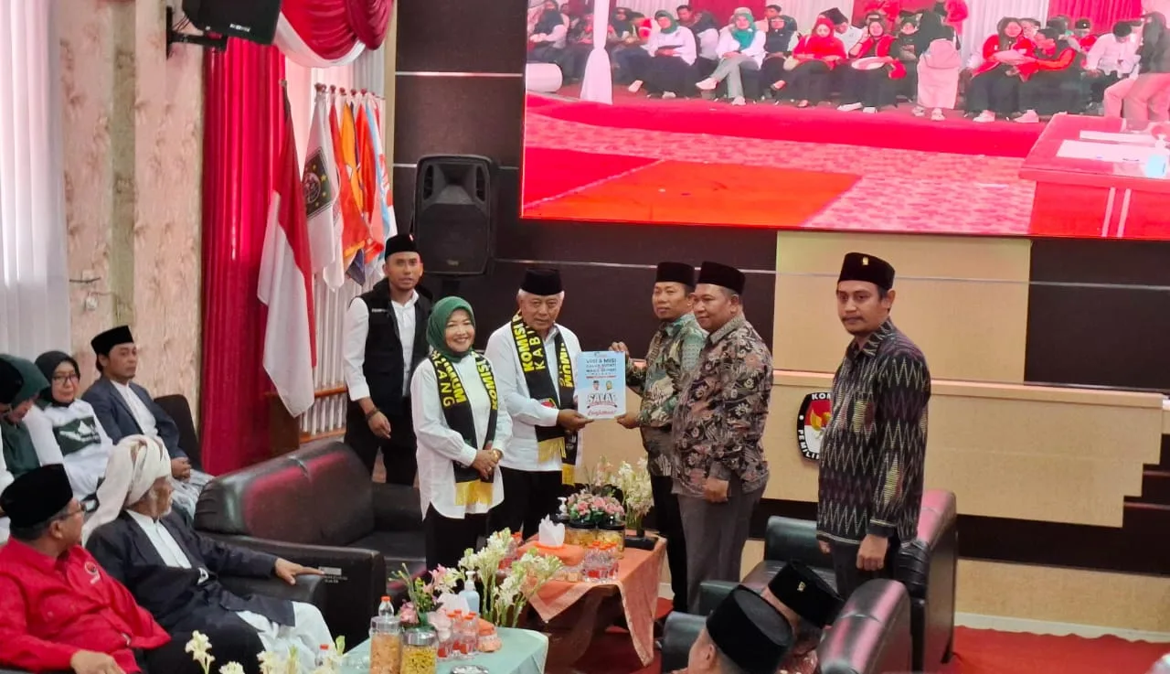 Sanusi dan Lathifah Shohib menyerahkan berkas pendaftaran ke KPU Kabupaten Malang. Foto: Aisyah Nawangsari Putri