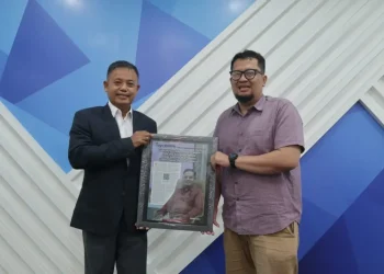 Senior Vice President Transformation Office PT Pegadaian Mulyono Rekso (kiri) menerima kenang-kenangan dari Tugu Media Group. Foto: Rubianto.