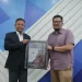 Senior Vice President Transformation Office PT Pegadaian Mulyono Rekso (kiri) menerima kenang-kenangan dari Tugu Media Group. Foto: Rubianto.
