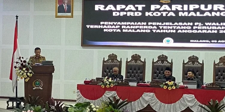 Pj Wali Kota Malang, Wahyu Hidayat memaparkan Ranperda tentang Perubahan APBD 2024. (Foto/M Sholeh)